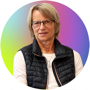 Auf dem Bild ist Frau Anne Groeneweg. Sie trägt eine schwarze Steppwesten und ein weißes Oberteil.