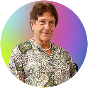 Auf dem Bild ist Frau Elfriede Wilts. Sie trägt ein gemustertes, helles Oberteil.