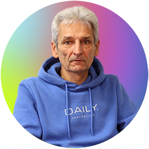Auf dem Bild ist Herr Matthias Meyer. Er trägt einen blauen Kapuzenpullover mit dem Text 'DAILY'.