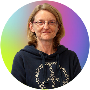 Auf dem Bild ist Frau Sabine Hilbers. Sie trägt einen blauen Kaputzenpullover.