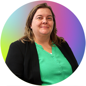 Auf dem Bild ist Frau Sandra Meyer. Sie trägt ein grünes Oberteil und eine schwarze Jacke.