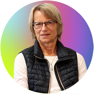 Auf dem Bild ist Frau Anne Groeneweg. Sie trägt eine schwarze Steppwesten und ein weißes Oberteil.