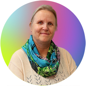 Auf dem Bild ist Frau Svenja Wolscheit. Sie trägt einen beigen Pullover mit einem Lochmuster, einen mehrfarbig und einen gemusterten Schal.