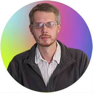 Auf dem Bild ist Herr Guido Ziggel. Sie trägt einen grauen Pullover mit Reißverschluss.